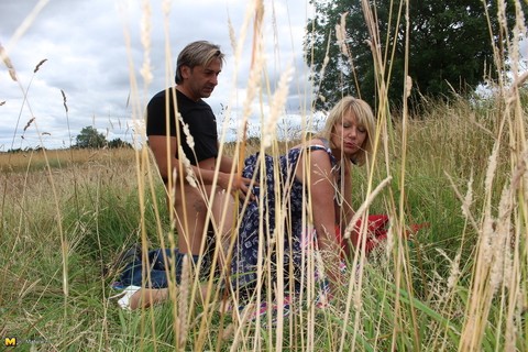 Older UK gets banged doggystyle on a blanket next to a hay field | Фото 10