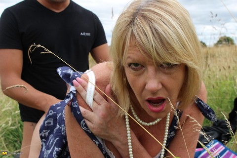 Older UK gets banged doggystyle on a blanket next to a hay field | Фото 12
