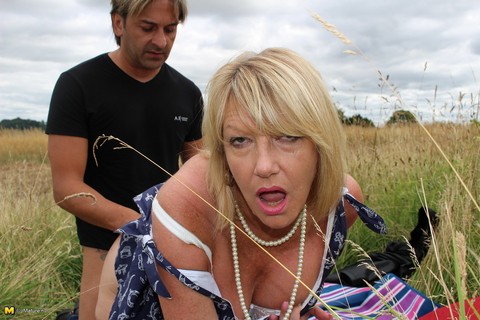 Older UK gets banged doggystyle on a blanket next to a hay field | Фото 13