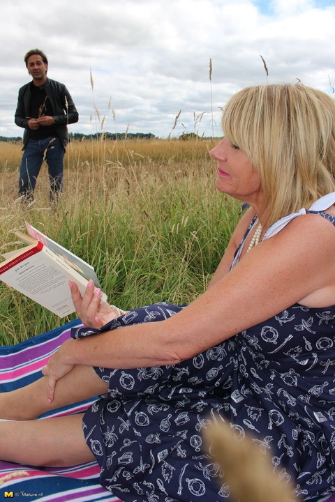 Older UK gets banged doggystyle on a blanket next to a hay field | Фото 2