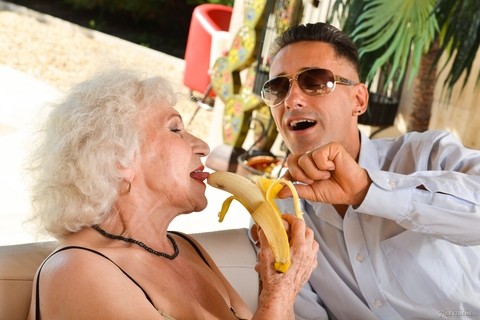 Old platinum blonde Norma B playfully eats fruit before a hardcore toyboy fuck | Фото 2