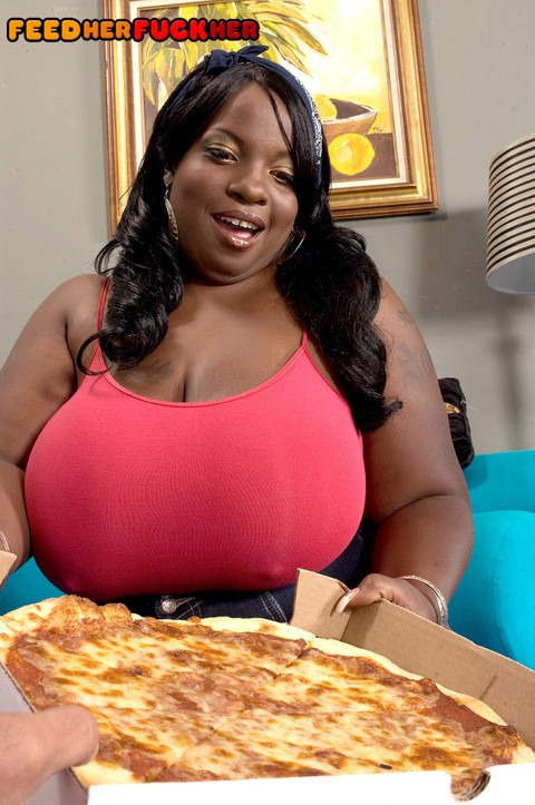 Busty ebony fatty Diamond Knights gets a hard shaft from a pizza delivery guy | Фото 3