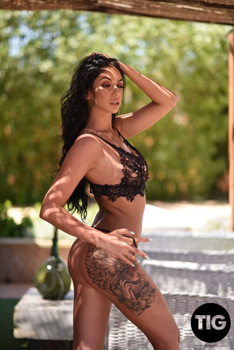 Fantastic babe with tattooed booty Anya Leigh poses topless outdoors | Фото 10