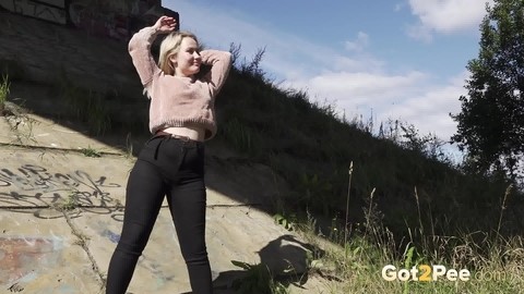 Blonde girl Nastya pulls down her pants for a badly needed pee in the outdoors | Фото 15