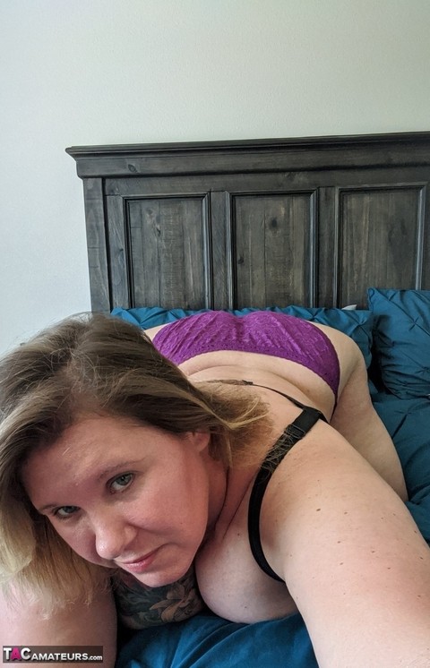 Older BBW Kris Ann takes self shots of her large tits during solo action | Фото 11