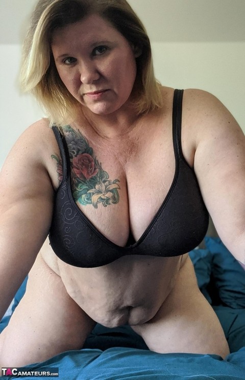 Older BBW Kris Ann takes self shots of her large tits during solo action | Фото 9