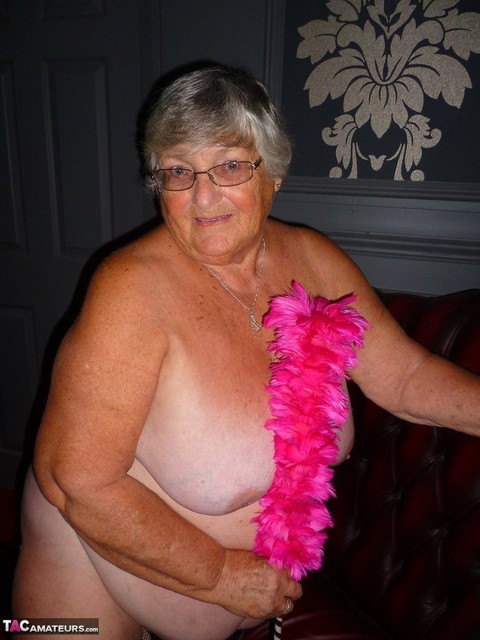 Fat old maid Grandma Libby doffs her uniform to pose nude in stockings | Фото 15