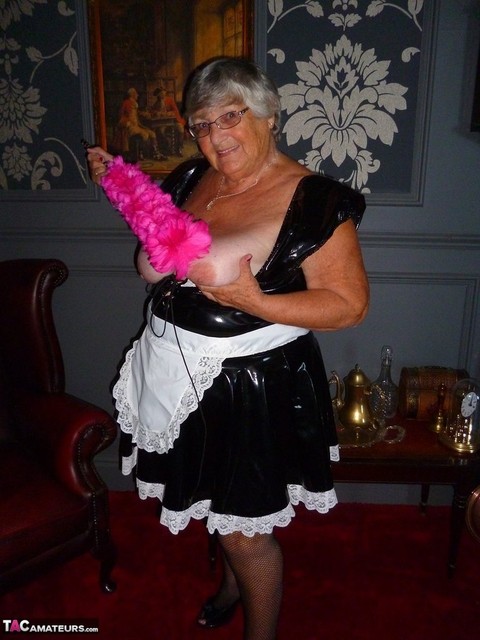 Fat old maid Grandma Libby doffs her uniform to pose nude in stockings | Фото 8