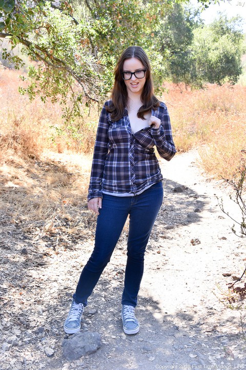 Amateur model stands naked in glasses before showing her tits amid nature | Фото 8