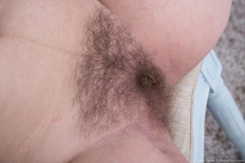 Chubby amateur Jodie Dallas puts the focus on her hairy muff after disrobing | Фото 11