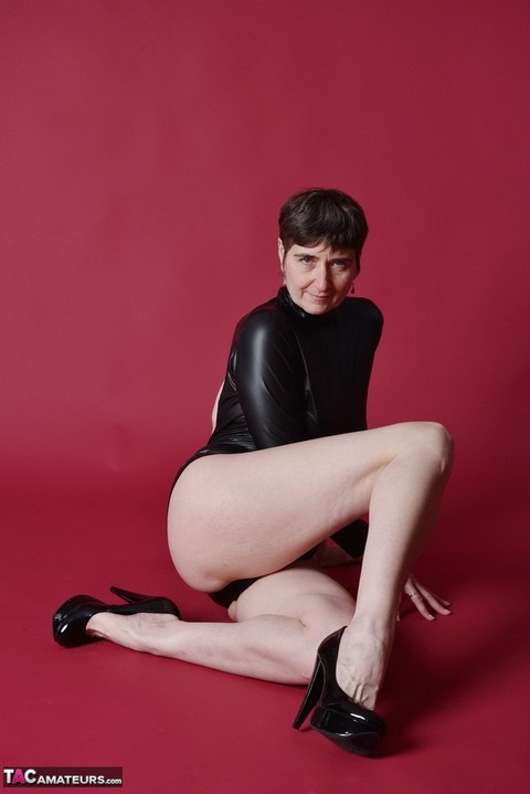 Short haired older brunette shows her bald pussy while modelling totally naked | Фото 5