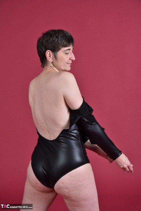 Short haired older brunette shows her bald pussy while modelling totally naked | Фото 9