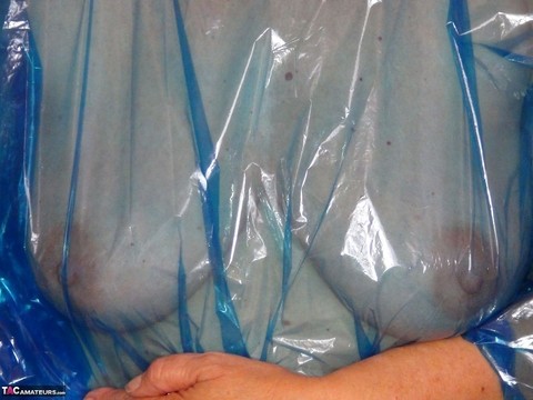 Naked granny Abby Roberts wraps herself in plastic before masturbating | Фото 10