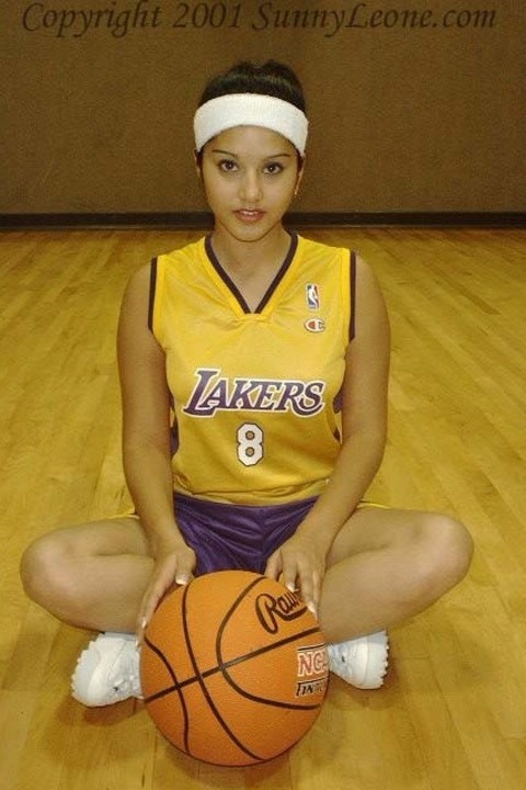 Beautiful Laker doll Sunny Leone shows off her sexy cooch during practice