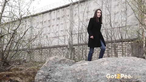 Brunette chick Lara Fox pulls down her jeans to take a piss upon boulders | Фото 1