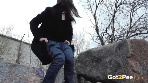 Brunette chick Lara Fox pulls down her jeans to take a piss upon boulders | Фото 14