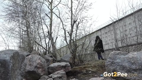 Brunette chick Lara Fox pulls down her jeans to take a piss upon boulders | Фото 15