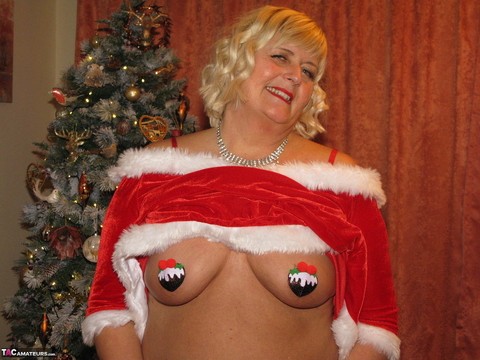 Blonde BBW Chrissy Uk shows her big ass and boobs by a Christmas tree | Фото 11