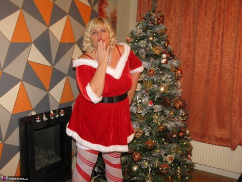 Blonde BBW Chrissy Uk shows her big ass and boobs by a Christmas tree | Фото 2