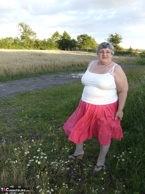 Obese oma Grandma Libby exposes her huge ass while in a field by a rural road | Фото 1