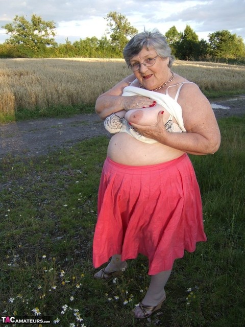 Obese oma Grandma Libby exposes her huge ass while in a field by a rural road | Фото 5