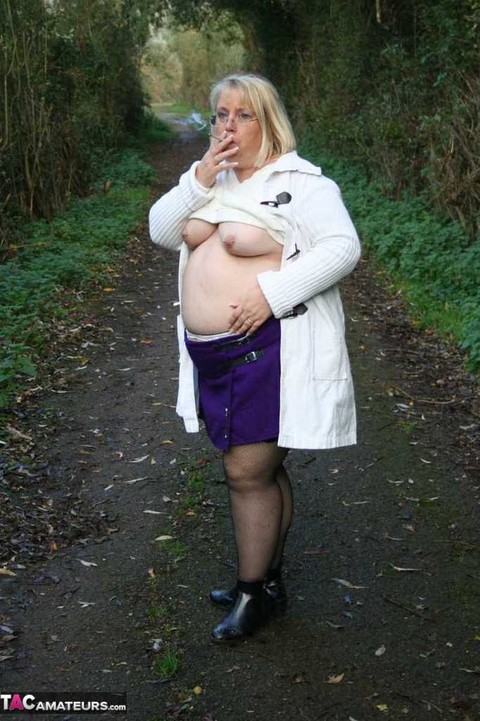 Obese blonde Lexie Cummings smokes while exposing herself on a path in a park | Фото 3