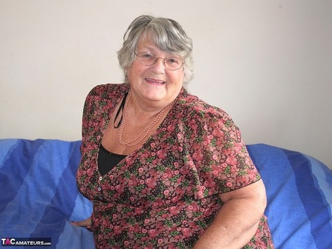 Old UK amateur Grandma Libby exposes her obese body before masturbating | Фото 1