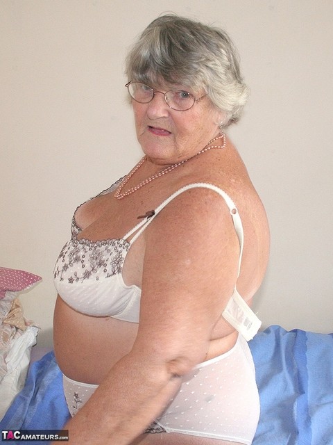 Old UK amateur Grandma Libby exposes her obese body before masturbating