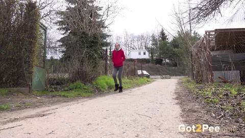 Redheaded girl Mistica squats for a pee beside a dirt road in UGGs | Фото 1