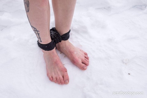 Tattooed and girl is forced to kneel and stand barefoot in the snow | Фото 13