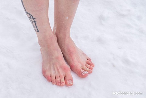 Tattooed and girl is forced to kneel and stand barefoot in the snow | Фото 3