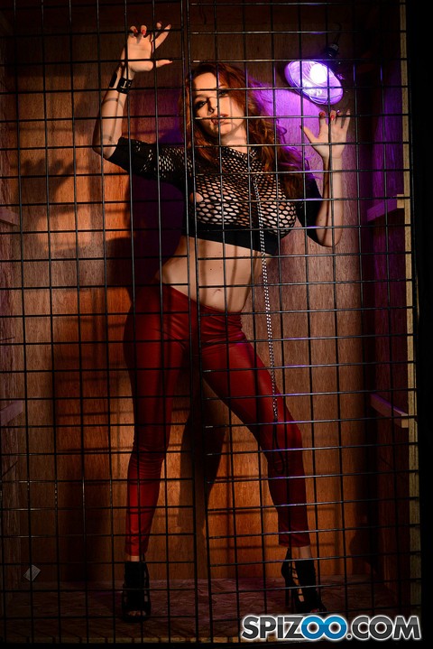 Busty MILF Krissy Lynn strips off leggings and poses seductively in the cage | Фото 1