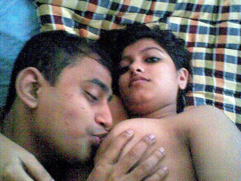 Busty Indian woman joins her man friend for foreplay on bed | Фото 8