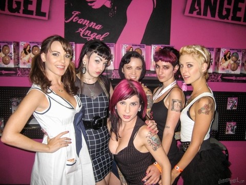 Alt girl Joanna Angel hookups with her pornstar friends at a get together | Фото 11