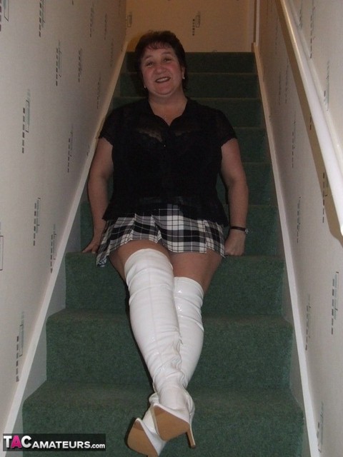 Mature BBW Kinky Carol gets naked in her underthings and OTK boots on stairs | Фото 2