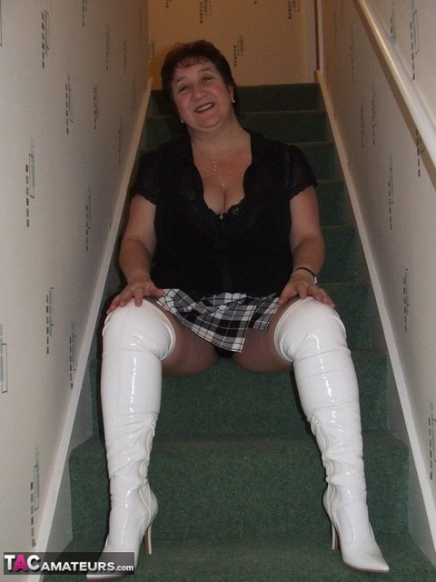 Mature BBW Kinky Carol gets naked in her underthings and OTK boots on stairs | Фото 6