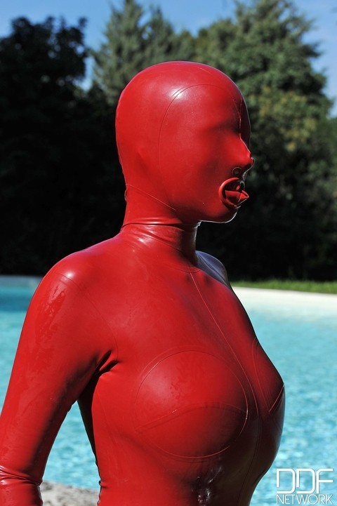 Kinky slut Sandy K poses & masturbates poolside fully covered by a latex suit | Фото 1