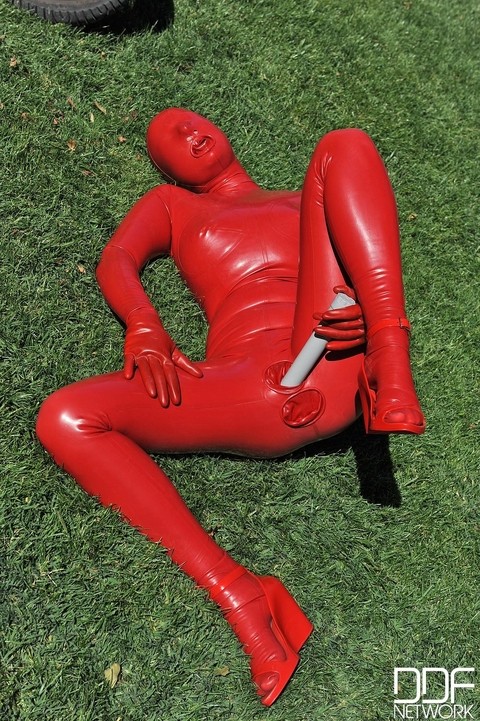 Kinky slut Sandy K poses & masturbates poolside fully covered by a latex suit | Фото 11