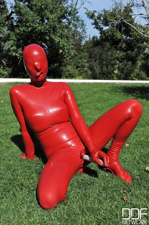 Kinky slut Sandy K poses & masturbates poolside fully covered by a latex suit | Фото 18