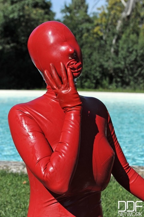 Kinky slut Sandy K poses & masturbates poolside fully covered by a latex suit | Фото 3