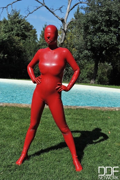 Kinky slut Sandy K poses & masturbates poolside fully covered by a latex suit | Фото 4