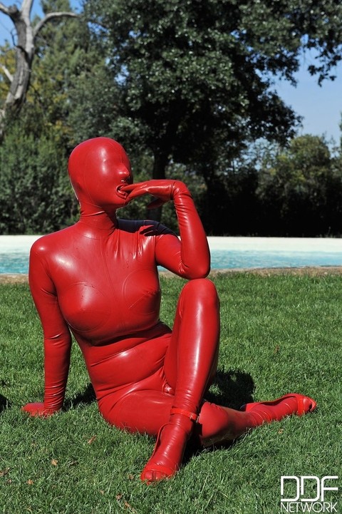 Kinky slut Sandy K poses & masturbates poolside fully covered by a latex suit | Фото 5