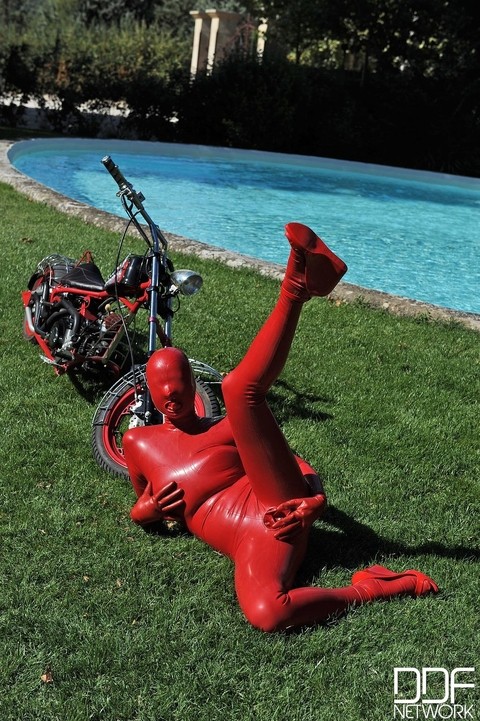 Kinky slut Sandy K poses & masturbates poolside fully covered by a latex suit | Фото 6