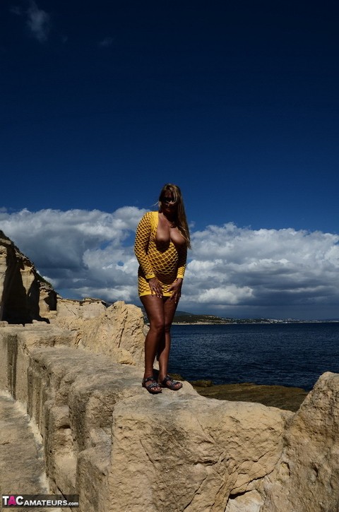 Over 30 blonde Sweet Susi gets naked in shades on a seaside cliff | Фото 9