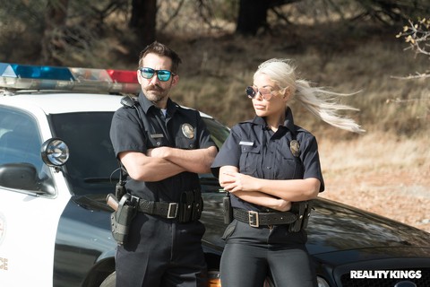 Blonde Spanish copper Bridgette B fucks a hot criminal on the cop car | Фото 1