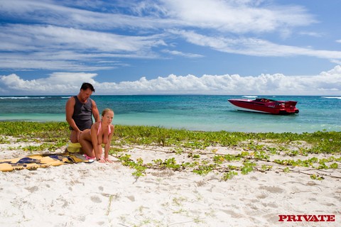 Big titted blonde chick rips open her bikini before a DP on exotic island | Фото 3