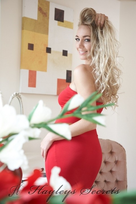 Blonde amateur Hayley Marie Coppin poses nude before donning a red dress | Фото 12