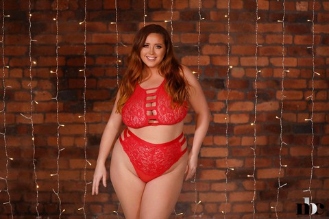 Fatty redhead model Cherrie Pie loses her red bra & shows her enormous melons | Фото 1