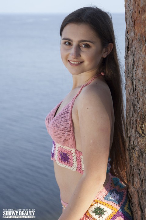 Young first timer Sara removes her bikini to get naked near the ocean | Фото 1