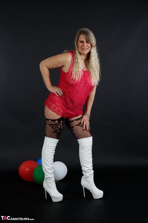 Older amateur Sweet Susi sets her thick body free in OTK boots and hosiery | Фото 4